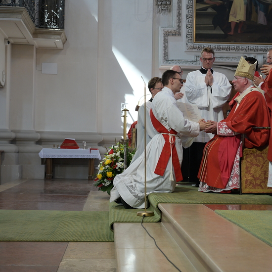 Der Weihekandidat verspricht in die Hände des Bischofs ihm und seinen Nachfolgern Ehrfurcht und Gehorsam.