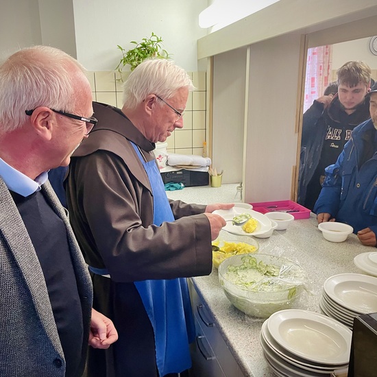 Essensausgabe bei den Barmherzigen Schwestern.
