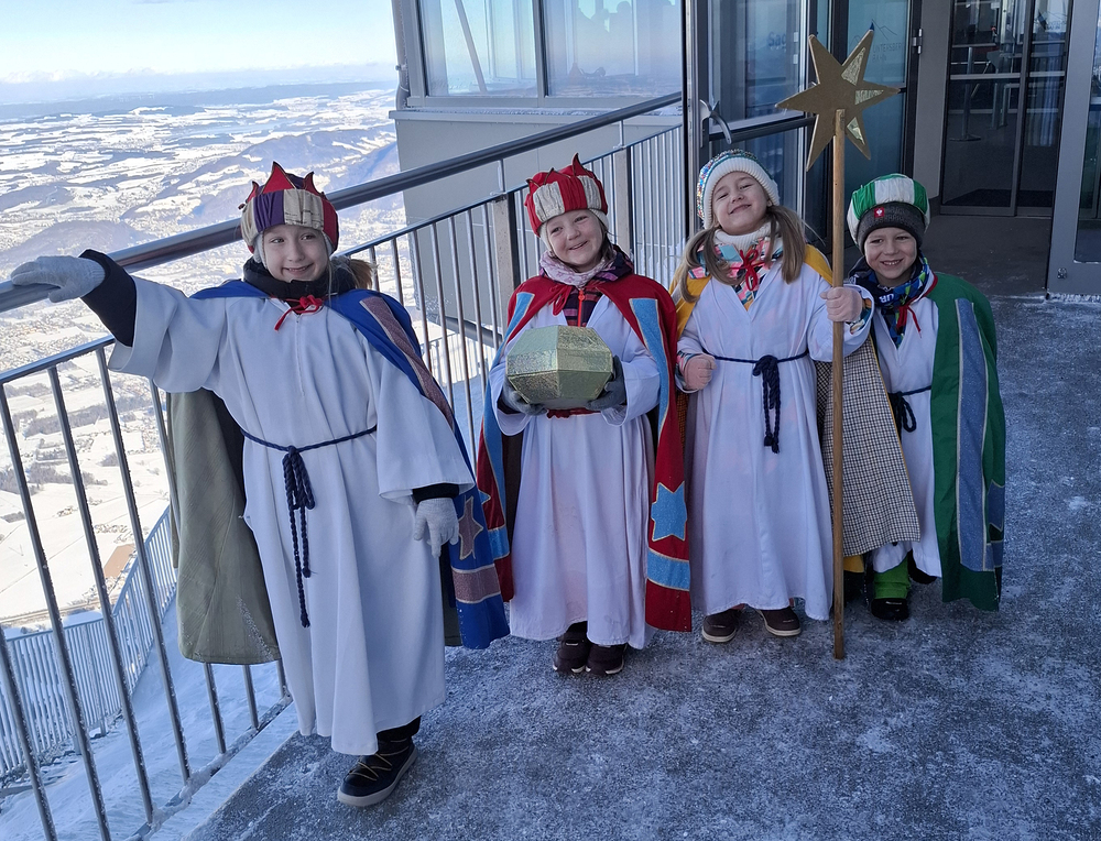 Die Sternsinger aus St. Leonhard/Grödig fuhren mit der Gondel auf den Untersberg um auch dorthin den Segen zu bringen. 