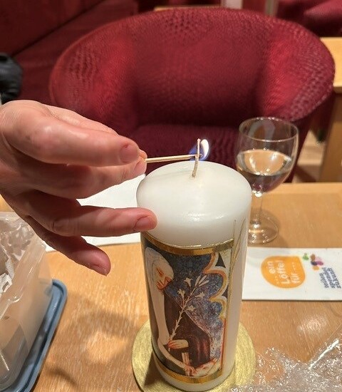 Eine Kerze für die kfb-Gruppe in St. Virgil