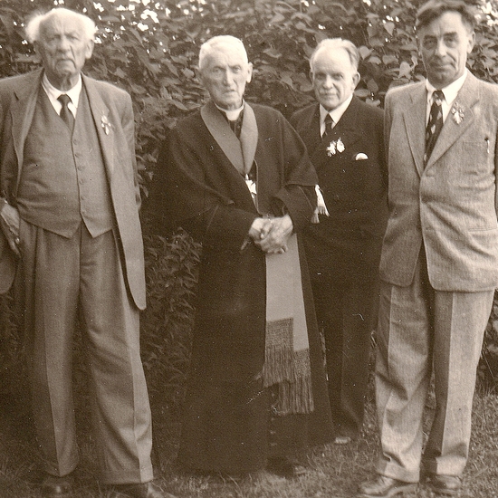 Im Bild (um 1940) v.l. Jakob Adlhart sen., Dechant Johann Schöndorfer (Bergheim), Landeskonservator Eduard Hütter und Jakob Adlhart jun. 