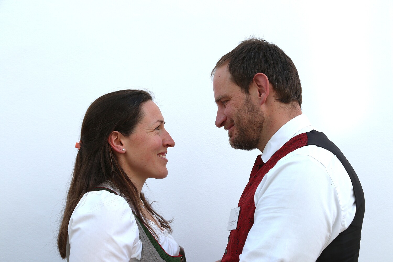 Für das Ehepaar Elisabeth und Martin Oberhauser ist Liebe eine bewusste Entscheidung, die im Alltag gepflegt werden will. Als neu ausgebildete Familienassistenten ermutigen sie Paare, in ihre Beziehung zu investieren – mit Zeit, Aufmerksamkeit und Ge