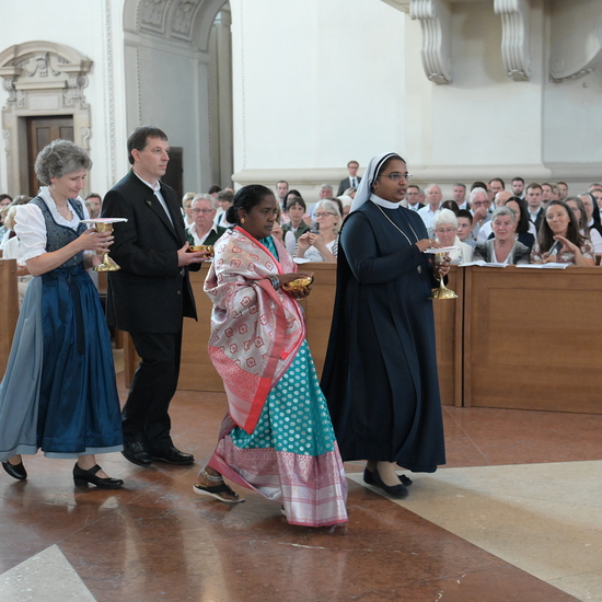 Angehörige bringen Brot und Wein.