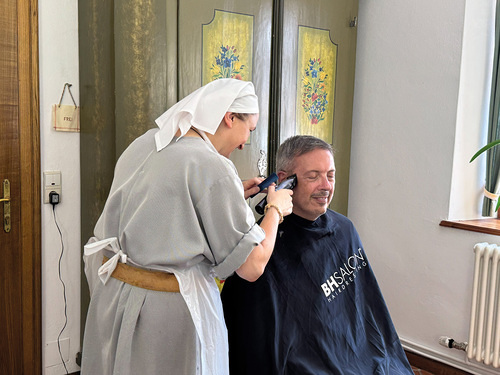 Schwester Hildegard beim Haare schneiden