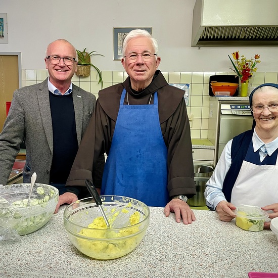 Essensausgabe bei den Barmherzigen Schwestern.