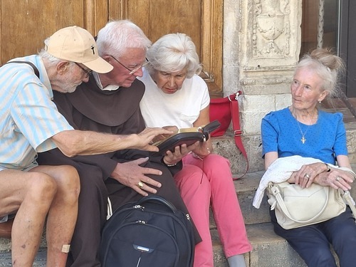 Gemeinsames Stundengebet mit dem Erzbischof vor San Francesco