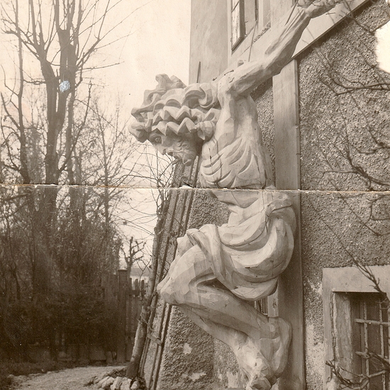 Das monumentale Werk im Entstehen, hier lehnt es am Cordonhaus. 